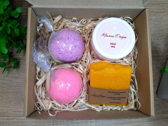 Набір натуральної косметики "Дотик свіжості" Скраб для тіла, мило з нуля, дві бомбочки 2в1 | Зображення 1