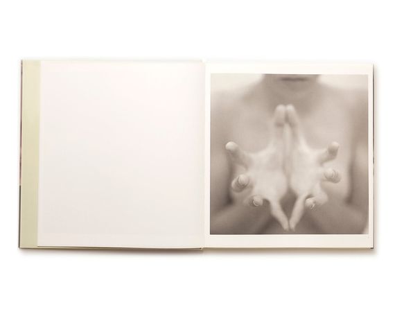 Книга про искусство фотографии альбом с работами Моны Кун Mona Kuhn "Photographs" книги о ню фотографах | Зображення 2