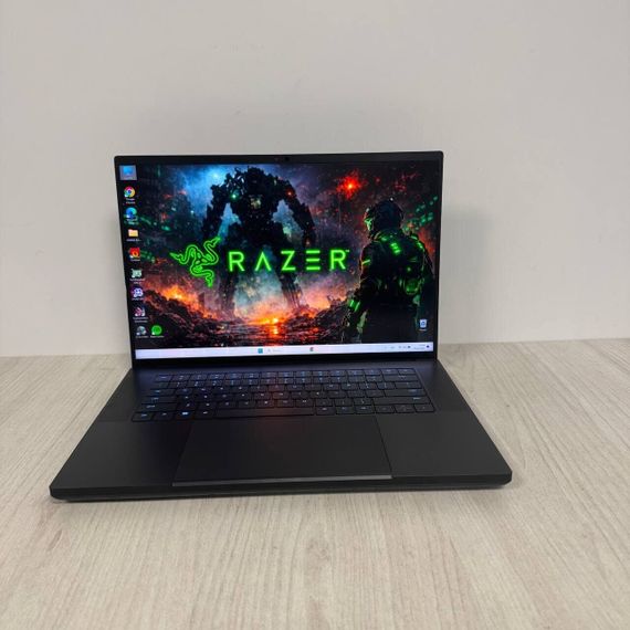 Ігровий ноутбук Б-клас Razer Blade 16 RZ09-0483 / 16" (2560x1600) MiniLED / Intel Core i9-13950HX (24 (32) ядра по 2.2 - 5.5 GHz) / 32 GB DDR5 / 1000 GB SSD NVMe / nVidia GeForce RTX 4090, 16 GB GDDR6, 256-bit / WebCam б/в | Зображення 1