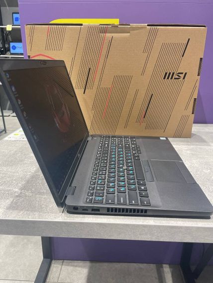 Ультрабук Dell Latitude 5500 / 15.6" (1920x1080) IPS / Intel Core i5-8250U (4 (8) ядра по 1.6 - 3.4 GHz) / 8 GB DDR4 / 240 GB SSD / Intel UHD Graphics 620 / WebCam б/в | Зображення 3