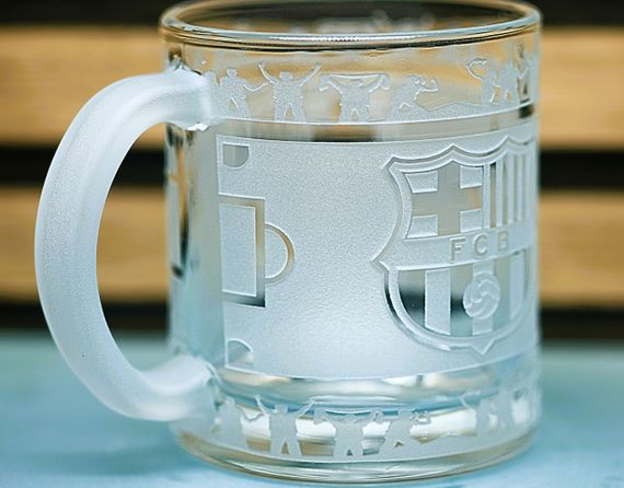 Подарункова скляна чашка для чаю та кави 320 мл з  гравіюванням лого футбольного клубаФК Барселона кругова | Зображення 4