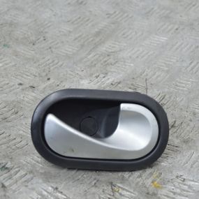 Ручка дверей внутрішня передня права Renault Clio III 2005-2012 Ручка передніх правих дверей Рено Кліо 310580