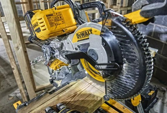 Пила торцювальна акумуляторна DeWalt без АКБ та ЗП DCS727N | Зображення 6