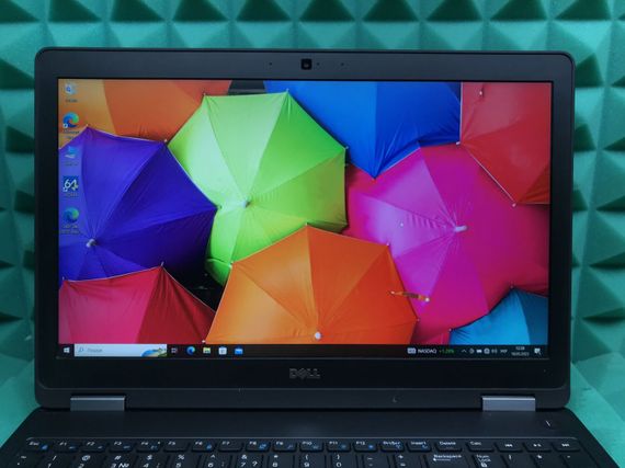 Ноутбук Б-класс Dell Latitude E5570 / 15.6" (1920x1080) IPS / Intel Core i5-6300U (2 (4) ядра по 2.4 - 3.0 GHz) / 8 GB DDR4 / 240 GB SSD / Intel HD Graphics 520 / WebCam / HDMI / Windows 10 б/у | Зображення 2