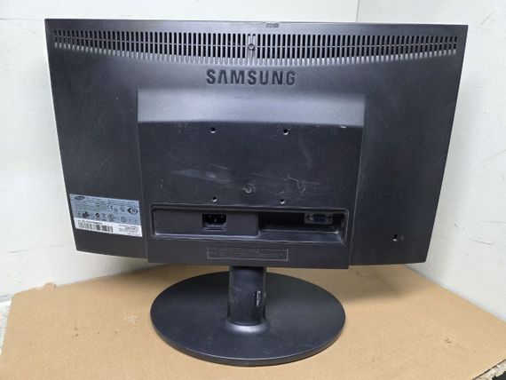 Монітор Б-клас Samsung SyncMaster E1920N / 19" (1366x768) TN / 1x VGA / VESA 75x75 / Кабелі в комплекті б/в | Зображення 2