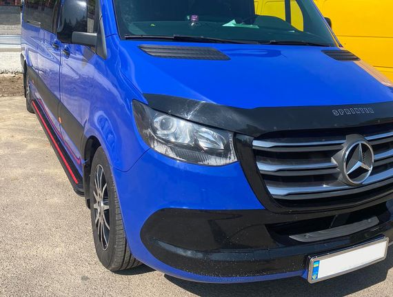 Боковые пороги Maya Red (2 шт., алюминий) Средняя база для Mercedes Sprinter 2018-2024 гг