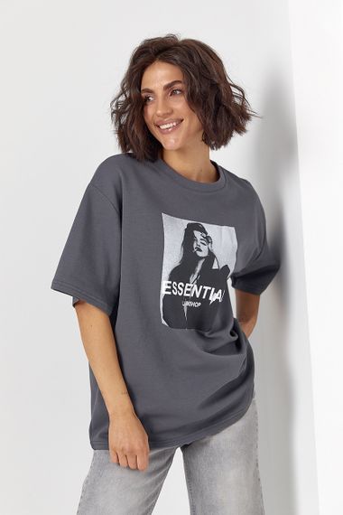 Футболка жіноча oversize з чорно-білим принтом і написом Essential - сірий цвет, ONE SIZE (є розміри) | Зображення 4