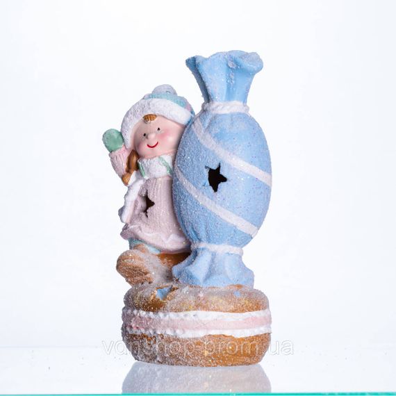 Новогодняя декоративная фигурка с подсветкой 12×9×20.5 см Новогодний декор Ребёнок с конфетой из фарфора CR-6-12