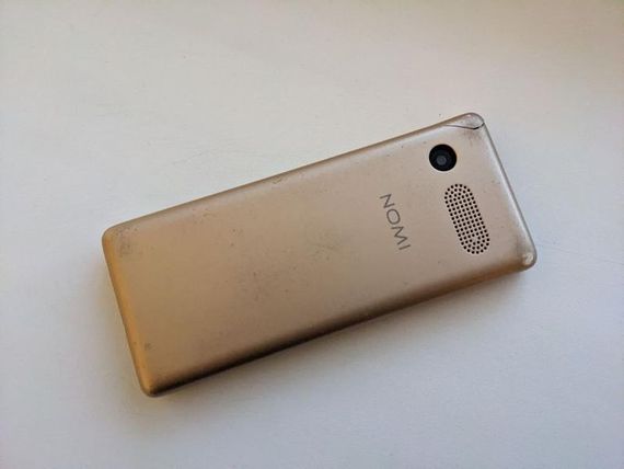 Телефон nomi i241 gold бу тріснута трохи кришка