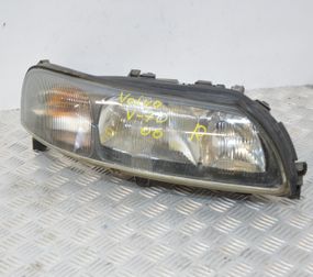 Фара права Volvo V70 2000-2007 Фара передня права Вольво в70 8620687