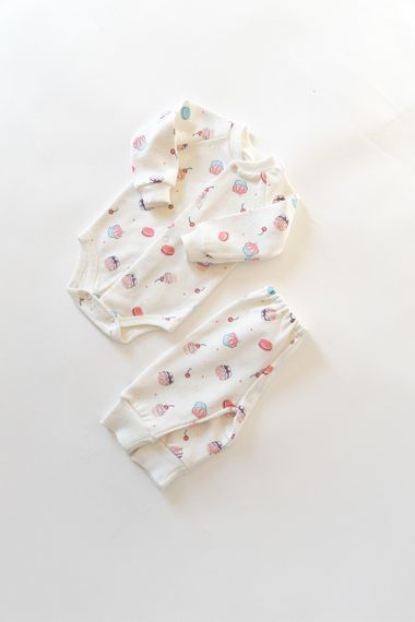 Теплий комплект для немовляти: боді з начосом і штанці, принт Кекси | Зображення 1