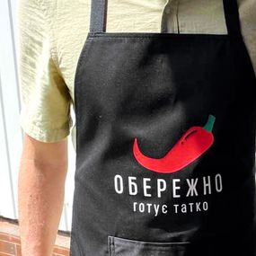Фартух з написом Обережно, готує татко 75х51 см (FRT_23J006)