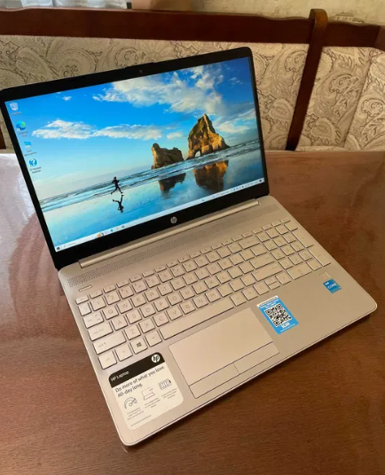 Ультабук HP 15-dw3033dx / 15.6" (1920x1080) IPS / Intel Core i3-1115G4 (2 (4) ядра по 3.0 - 4.1 GHz) / 8 GB DDR4 / 256 GB SSD / Intel UHD Graphics for 11th Generation / WebCam б/у | Зображення 1