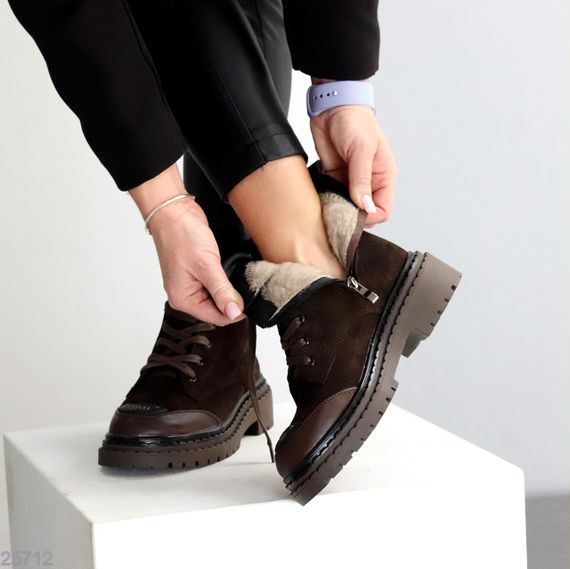 Шоколадні зимові замшеві черевики берці з дизайнерською нашивкою | Зображення 5