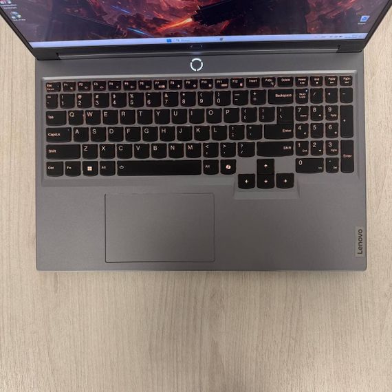 Игровой ноутбук Б-класс Lenovo Legion 5 16IRX9 / 16" (2560x1600) IPS / Intel Core i7-14700HX (20 (28) ядра по 1.5 - 5.5 GHz) / 16 GB DDR5 / 512 GB SSD NVMe / nVidia GeForce RTX 4070, 8 GB GDDR6, 128-bit / WebCam б/у | Зображення 2