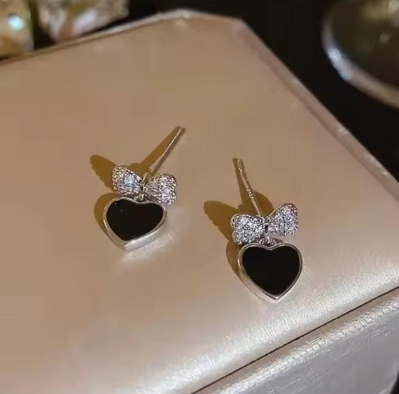 Сережки-сердечки, серёжки с сердечками, серьги с черными сердечками, сережки с камушками | Зображення 1