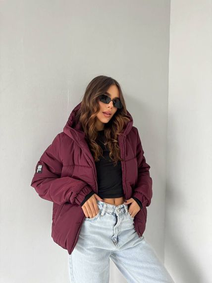 Жіноча тепла стьобана коротка зефірка куртка на блискавці з капюшоном розмір 48/50 колір бордовий UH270 | Зображення 1