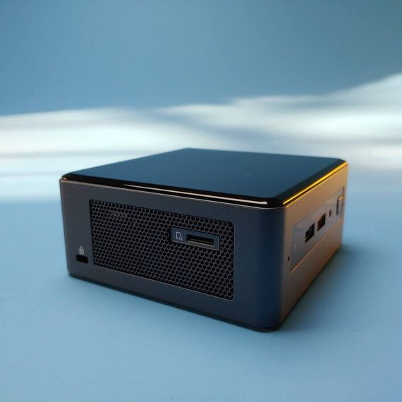 Неттоп Intel NUC NUC8BEH USFF / Intel Core i7-8559U (4 (8) ядра по 2.7 - 4.5 GHz) / 8 GB DDR4 / 480 GB SSD / Intel Iris Plus Graphics 655 / WiFi / Win 10 Pro б/в | Зображення 3