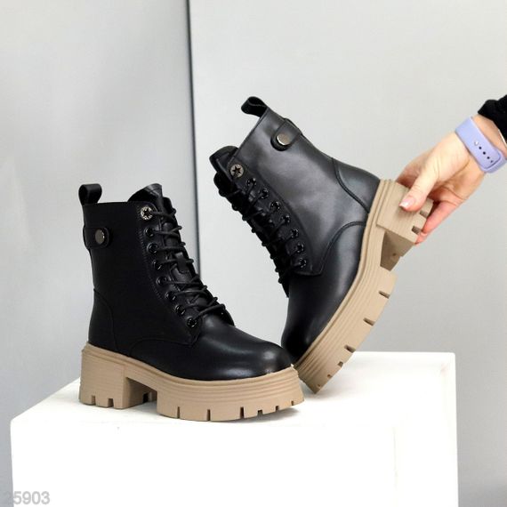 Чорні шкіряні черевики берці на блискавці на бежевому тракторної підошві