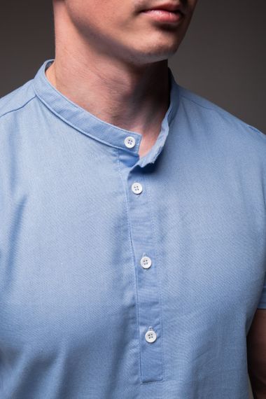 Мужская льнаная рубашка с коротким рукавом и воротником стойка на трех пуговицах RA1504 цвет голубой, размер M | Зображення 1
