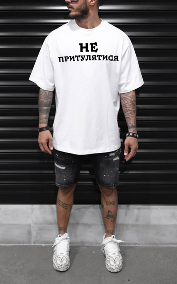 Футболка з мерчем