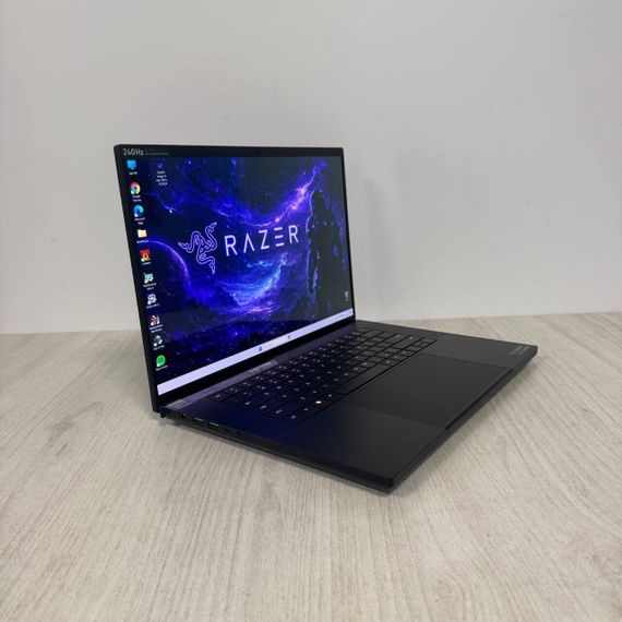 Ігровий ноутбук Razer Blade 16 RZ09-0510 / 16" (2560x1600) IPS / Intel Core i9-14900HX (24 (32) ядер по 2.2 - 5.8 GHz) / 32 GB DDR5 / 1000 GB SSD M.2 / nVidia GeForce RTX 4080, 12 GB GDDR6, 192-bit / WebCam б/в | Зображення 4