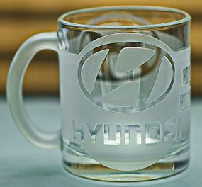 Скляна чашка Hyundai Хюндай 320 мл з гравіюванням Подарунок автолюбителю кружка для чаю та кави з лого авто та легендарний слоган