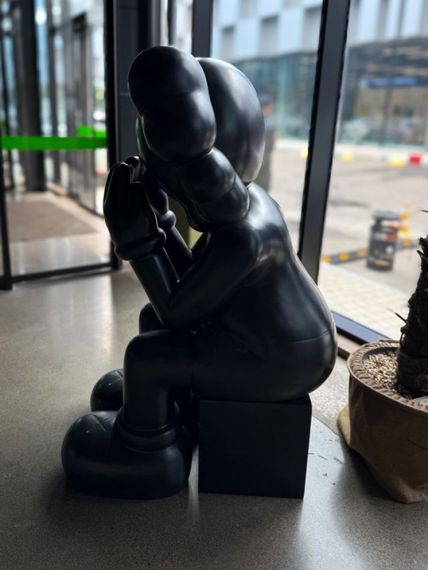 Kaws Companion Passing Through Black колекційна фігурка 160 см чорний kw001 | Зображення 4