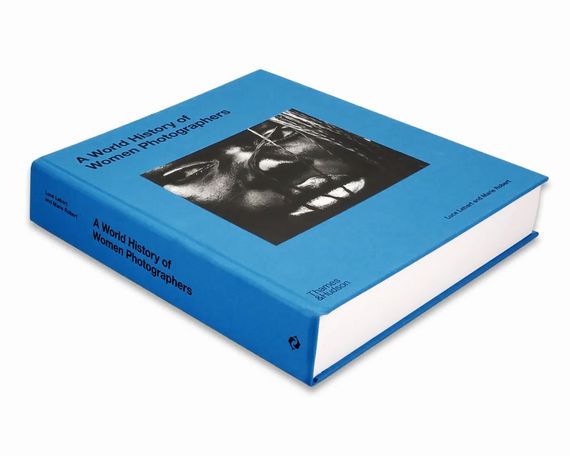Книга о фотографах женщинах A World History of Women Photographers книги про историю фотографии для фотографов | Зображення 1