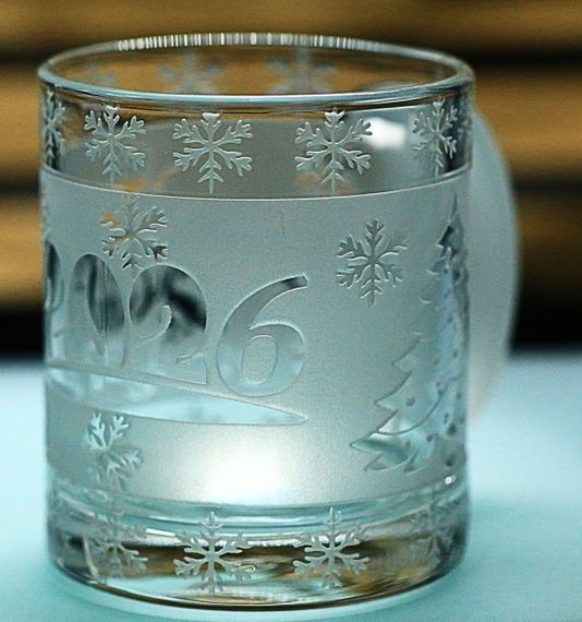 Подарочная чашка  для чая воды кофе 320 мл с гравировкой символа  года 2026 Лошадь | Зображення 3