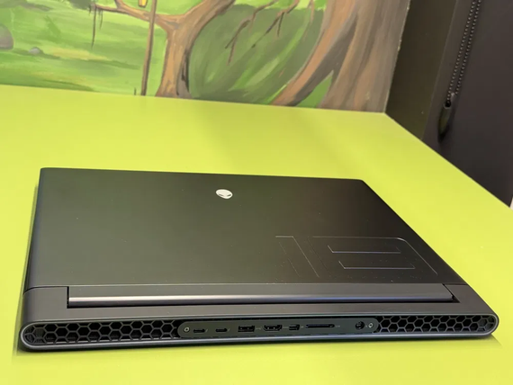 Ігровий ноутбук Dell Alienware m18 R2 / 18" (2560x1600) IPS / Intel Core i9-14900K (24 (32) ядра по 2.4 - 6.0 GHz) / 32 GB DDR5 / 1000 GB SSD / nVidia GeForce RTX 4070, 8 GB GDDR6, 128-bit / WebCam б/в | Зображення 3