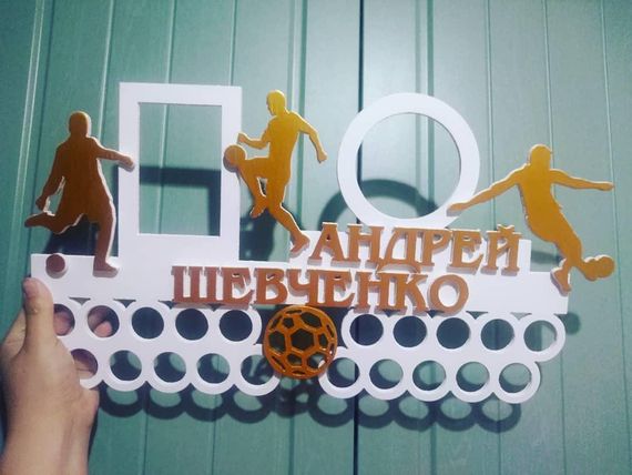 Медальниця футбол, іменна з поличкою, дерев'яна, тримач для медалей, медальниці