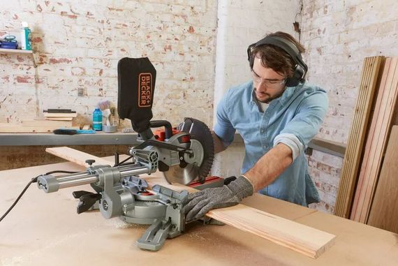 Пила торцювальна мережева Black&Decker BES700 | Зображення 1