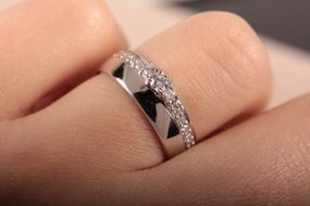 Женское кольцо из белого золота с фианитами 19.5
