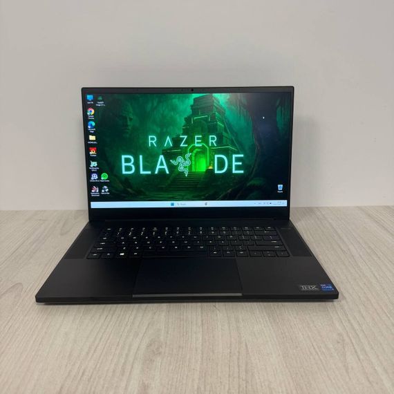 Ігровий ноутбук Razer Blade 15 RZ09-0409 / 15,6" (1920x1080) IPS / Intel Core i7-11800H (8 (16) ядер по 2,3 - 4,6 ГГц) / 32 ГБ DDR4 / 1000 ГБ SSD NVMe / nVidia GeForce RTX 3080, 8 ГБ GDDR6, 256-біт / Веб-камера б/в | Зображення 1