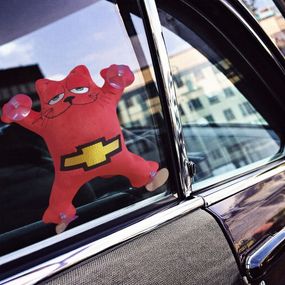 Іграшка кіт Саймона у машину з вишивкою шевроле Chevrolet червоний автомобілісту 01584