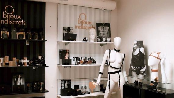 Наручники Bijoux Indiscrets MAZE - Wide Cuffs Brown, екошкіра, стильні браслети Sex Aura | Зображення 5