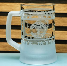 Пивной бокал 670 мл ФК Манчестер Юнайтед FC Manchester United с гравировкой подарок для фаната кружка круговая