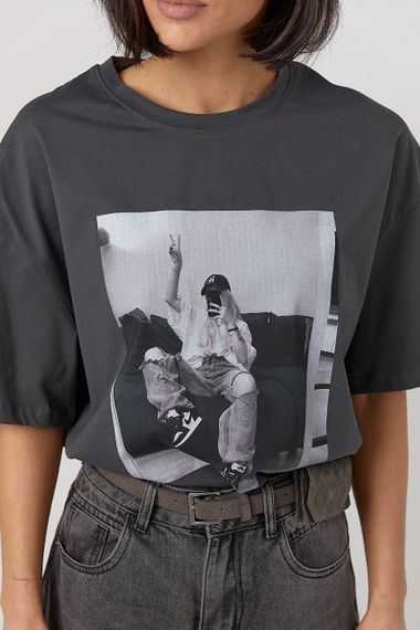 Oversize футболка з чорно-білим принтом дівчини - темно-сірий цвет, ONE SIZE (є розміри) | Зображення 3
