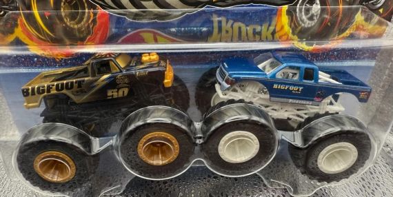 Подарунковий набір 2 монстр-траки Хот Вілс Оригінал Hot Wheels Monster Trucks Bigfoot 50th vs Bigfoot | Зображення 3