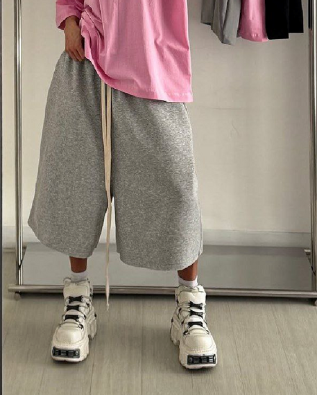 Женские длинные шорты-бермуды оверсайз свободные широкие SSH718 цвет серый размер 42/50 | Зображення 1