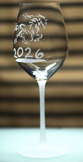 Винний келих з веселим гравіюванням 480 мл новорічний подарунок фужер з символом року Кінь 2026 | Зображення 2