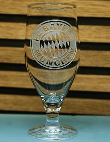 Подарочный бокал для пива сока воды на ножке 500 мл с гравировкой  лого футбольного клуба ФК Бавария глянцевый