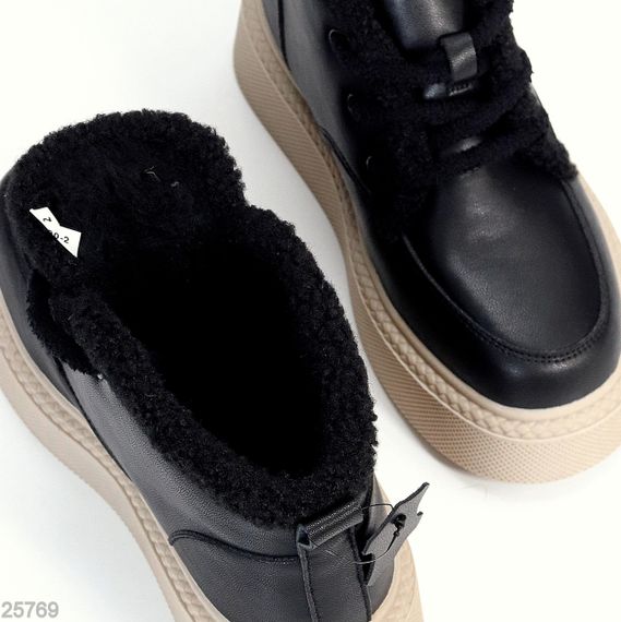 Стильні зимові чорні шкіряні черевики на потовщеній бежевій підошві | Зображення 2