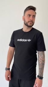 Футболка adidas чорна