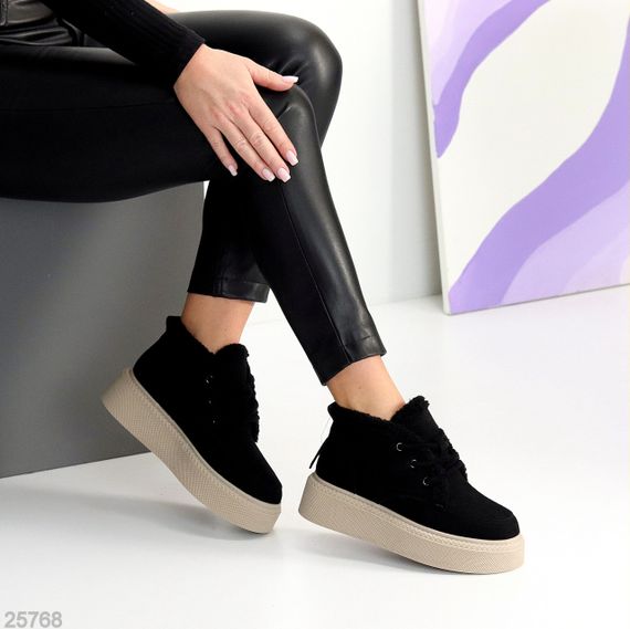 Стильные зимние черные замшевые ботинки на утолщенной бежевой подошве