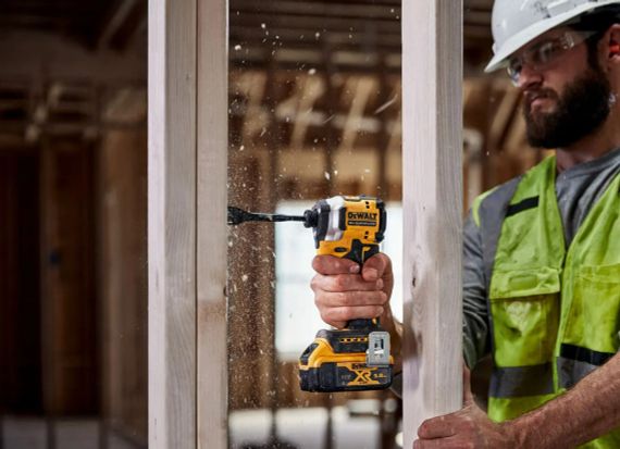 Шурупокрут акумуляторний ударний DeWalt з АКБ та ЗП DCF850P2T | Зображення 1