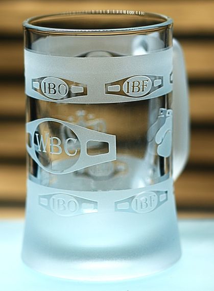 Пивной бокал 670 мл Усик символ непобедимости и воли к победе подарок для фаната бокса кружка с гравировкой | Зображення 5