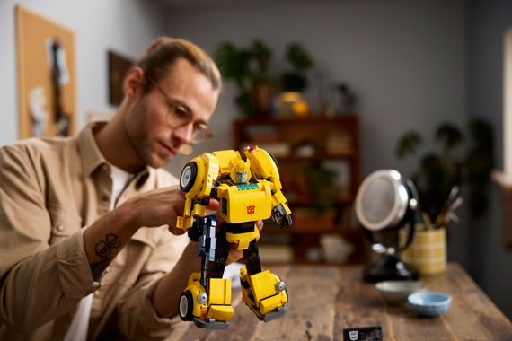 Конструктор LEGO Icons Трансформери. Бамблбі 10338 | Зображення 6