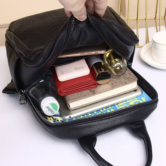 Рюкзак жіночий шкіряний з тичненням під рептилію чорний 34926 | Зображення 6